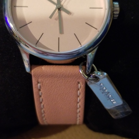 🌸Cutest Coach Watch W/ Signature Coach Tag!!! - Picture 2 of 8